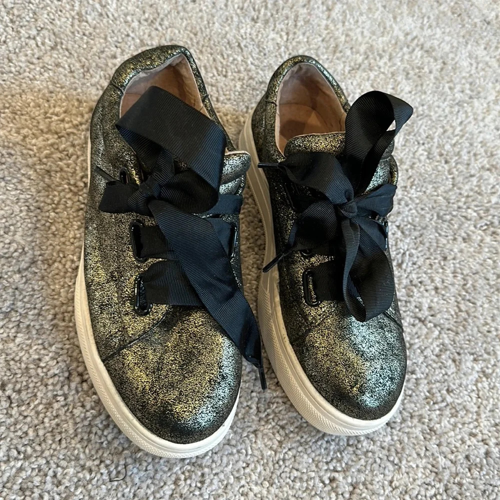 Metallic sneakers w/small platform